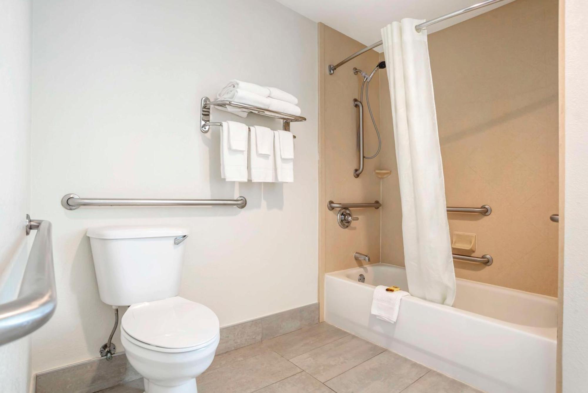 Queen Suite with Two Queen Beds and Mobility Accessible Tub